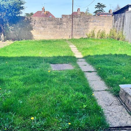 Lush House Close To Ashford Town Centre With Driveway Exteriér fotografie