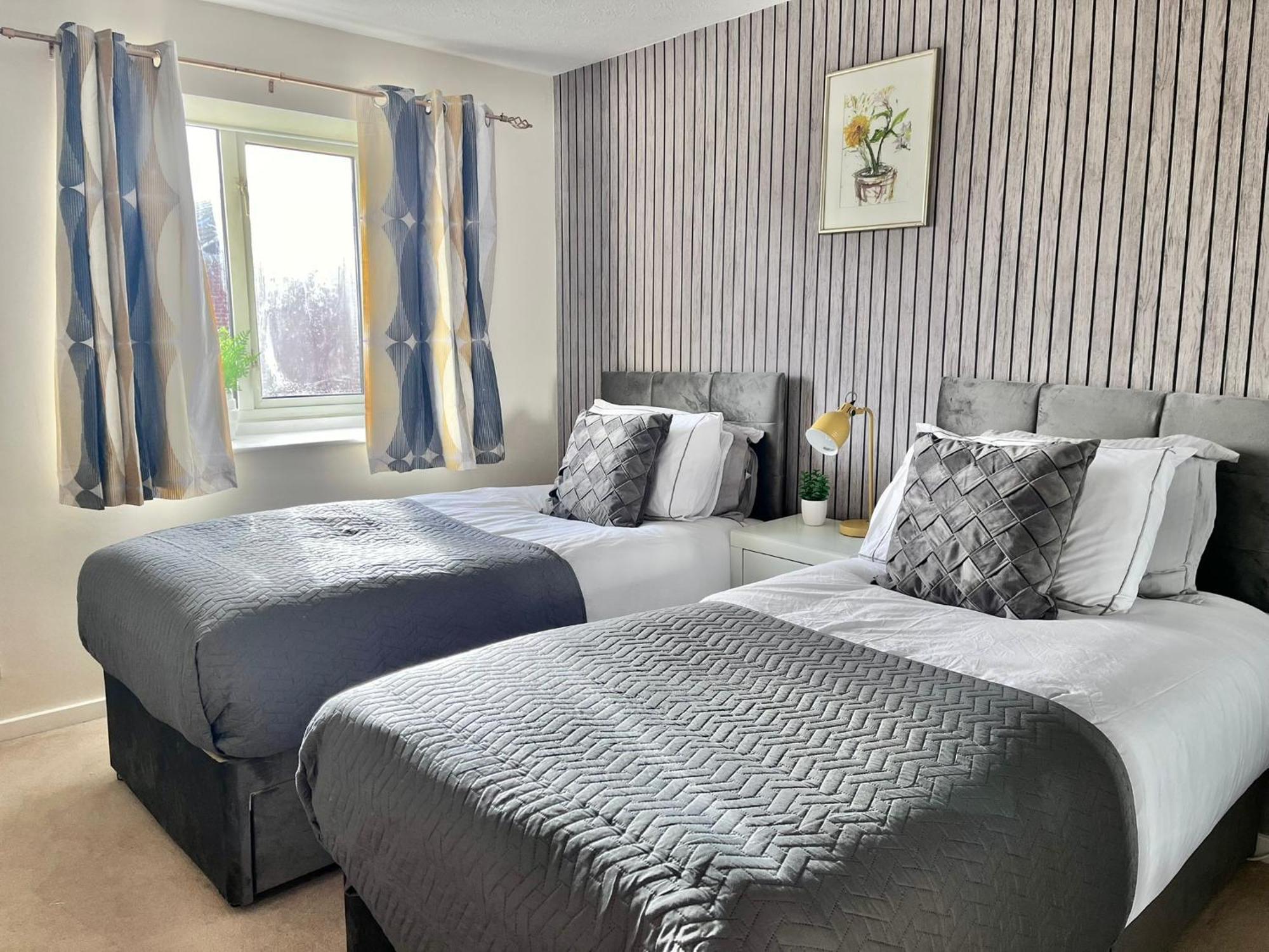 Lush House Close To Ashford Town Centre With Driveway Exteriér fotografie